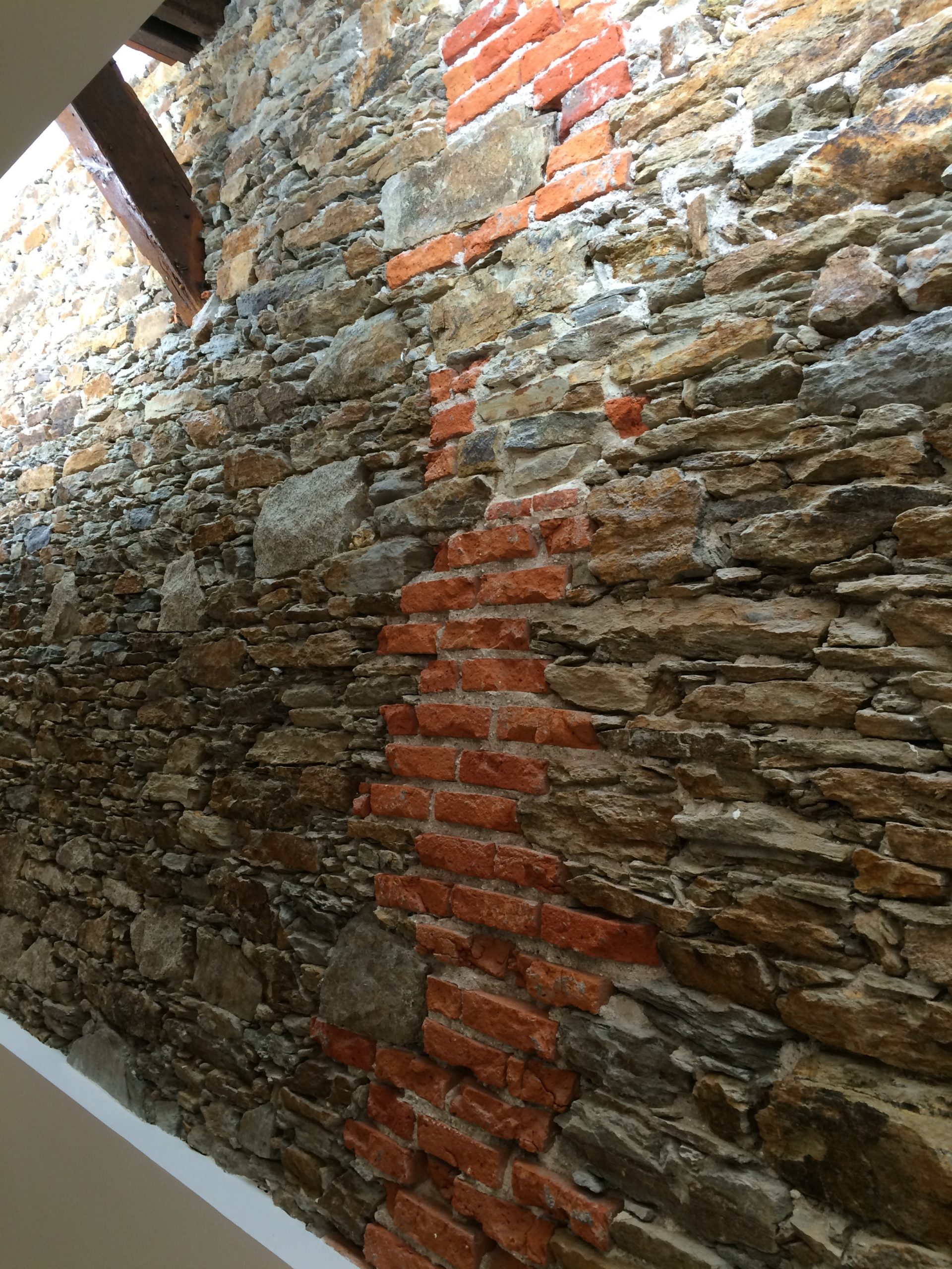 Piquage et sablage d’un mur en pierre gallery