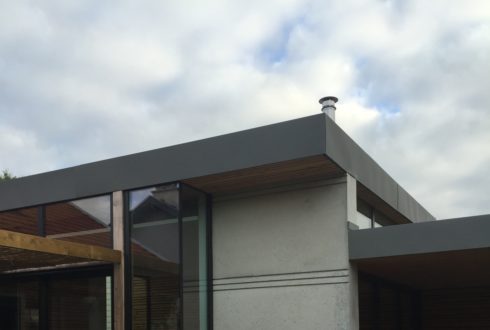 Extension d'une maison avec mur en béton banché