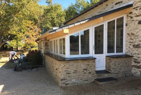 Extension avec soubassement en pierre