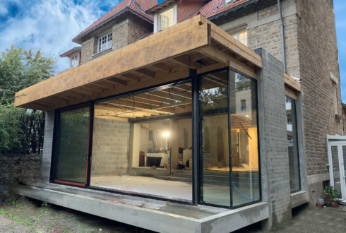 Extension en porte à faux et mur en béton banché imprimé