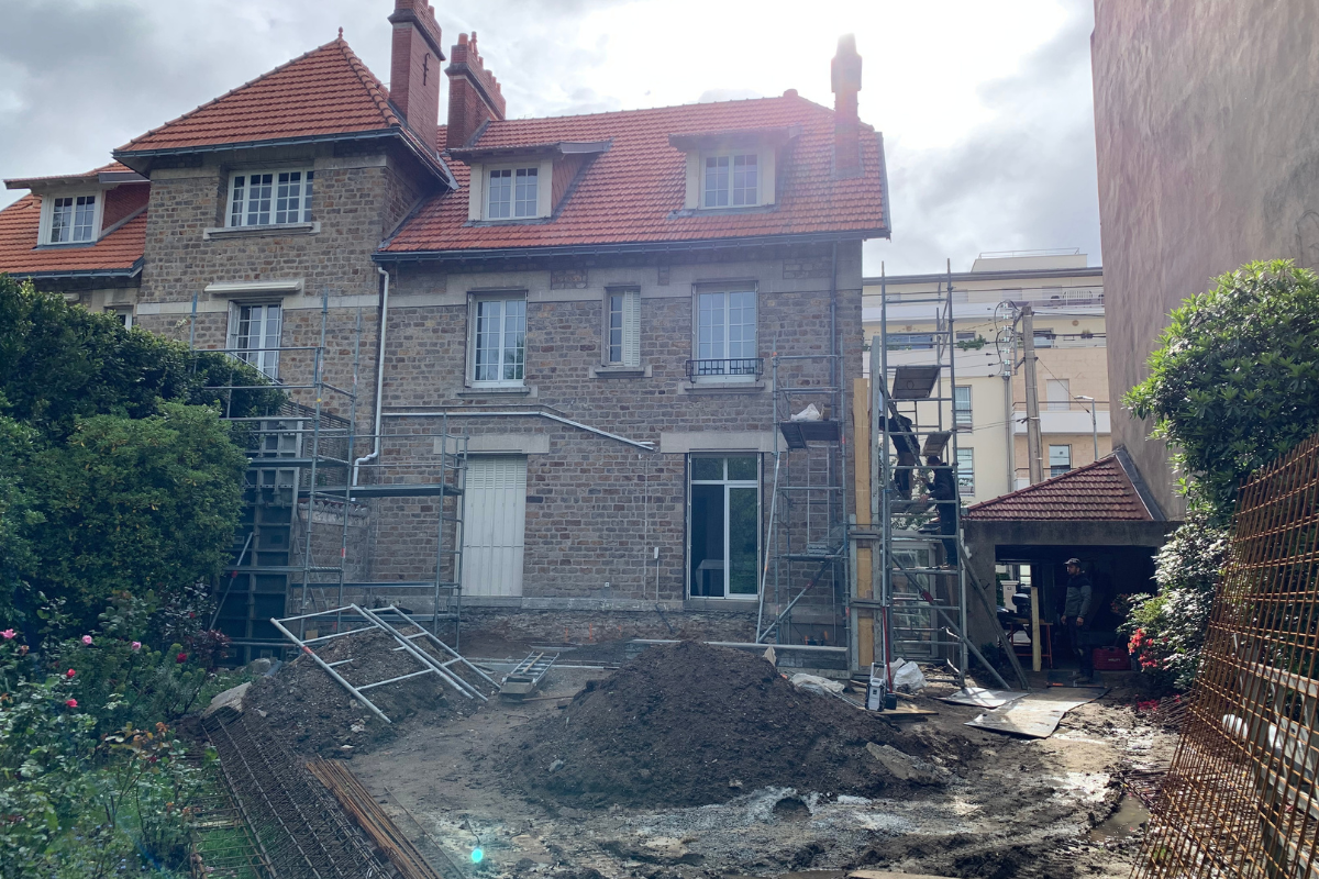 Extension en porte à faux et mur en béton banché imprimé gallery