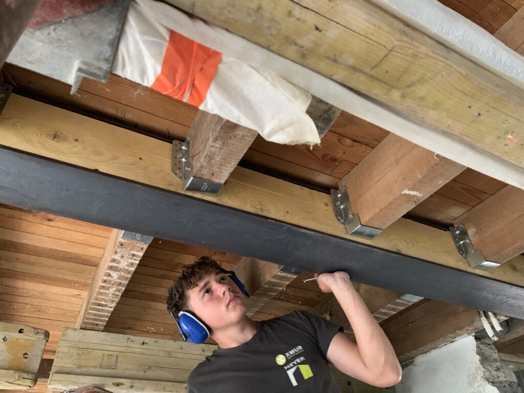 Vue de l'intervention technique et des renforts structuraux lors de la dépose des murs porteurs