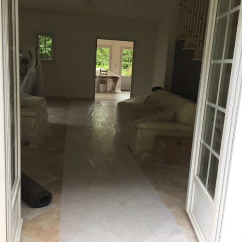 Mise en place d'une protection étanche et sécurisée pour un chantier de rénovation en site occupé par l'Entreprise Meyer.