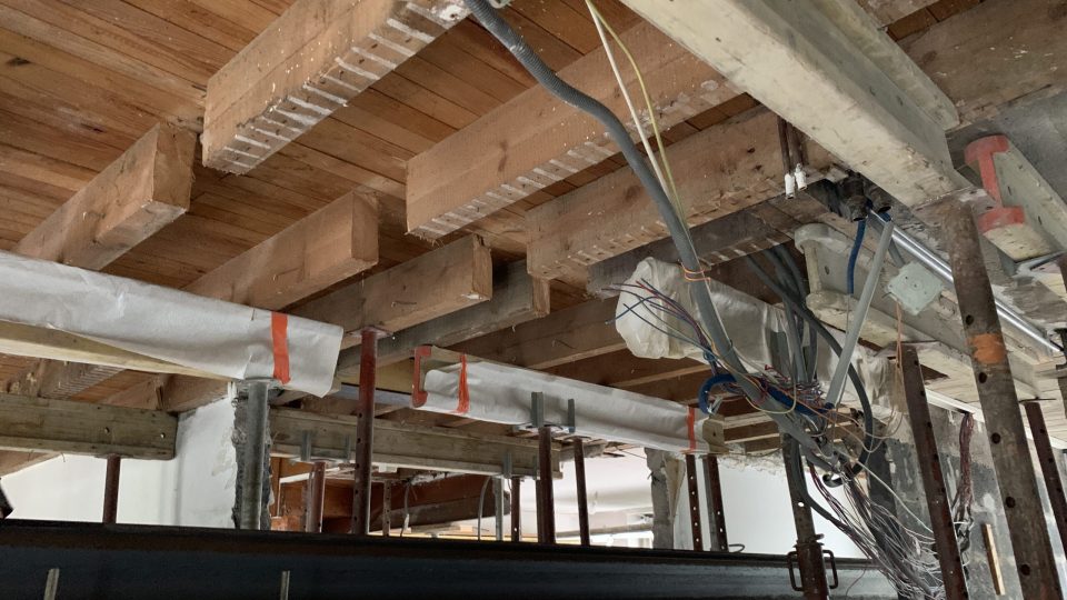 Pose d'une poutre métallique en rénovation par l'entreprise Meyer.