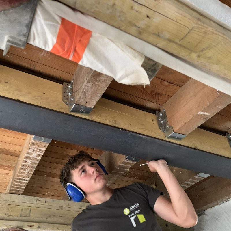Vue de l'intervention technique et des renforts structuraux lors de la dépose des murs porteurs