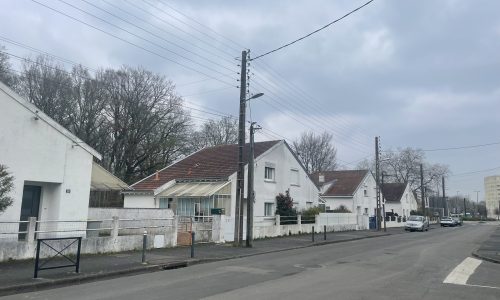 Vue d'ensemble d'un quartier résidentiel composé de maisons individuelles construites dans le cadre du mouvement des Castors.