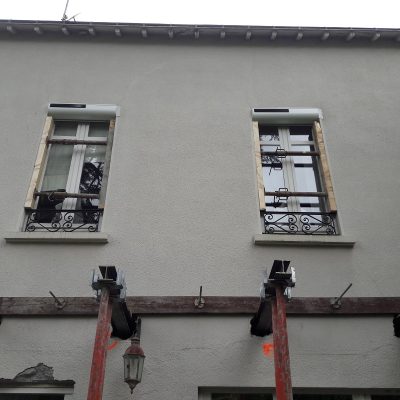 ## Attribut ALT de l'image Mise en place de profilés métalliques et étayage pour l'ouverture d'un mur porteur de façade par l'entreprise MEYER.