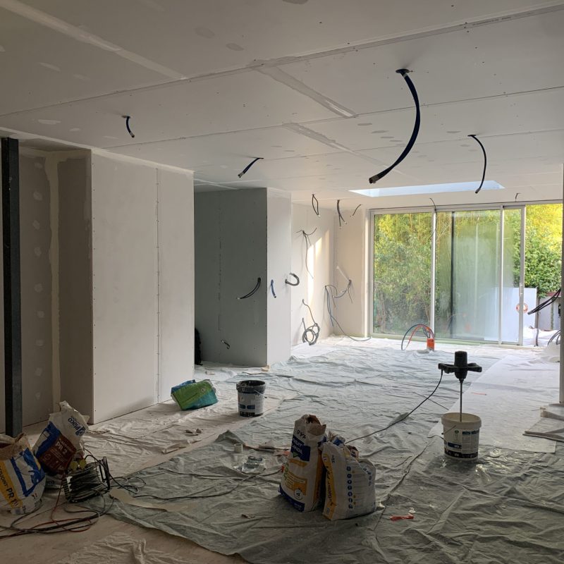 Résultat de l'aménagement intérieur lumineux et décloisonné après la création de l'ouverture dans le mur porteur.